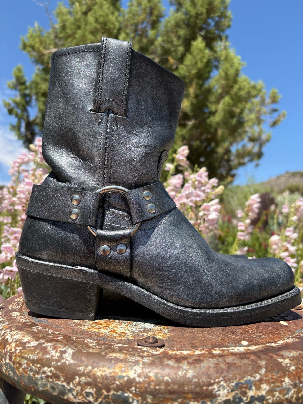 FRYE πΊπΈ Metallic Black 8R Harness Boots - Picture 9 of 16